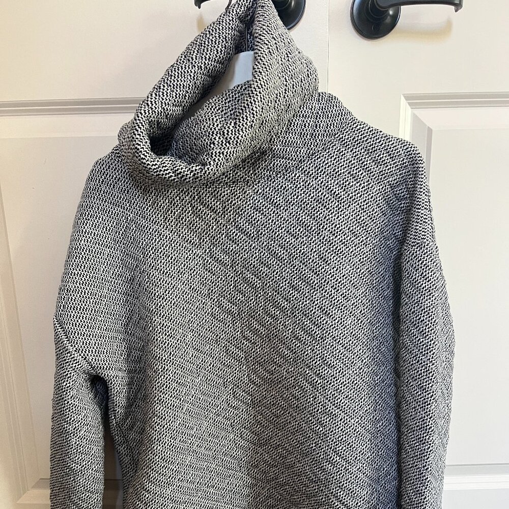 GapFIT Quilted Funnelneck Sweatshirt - size medium